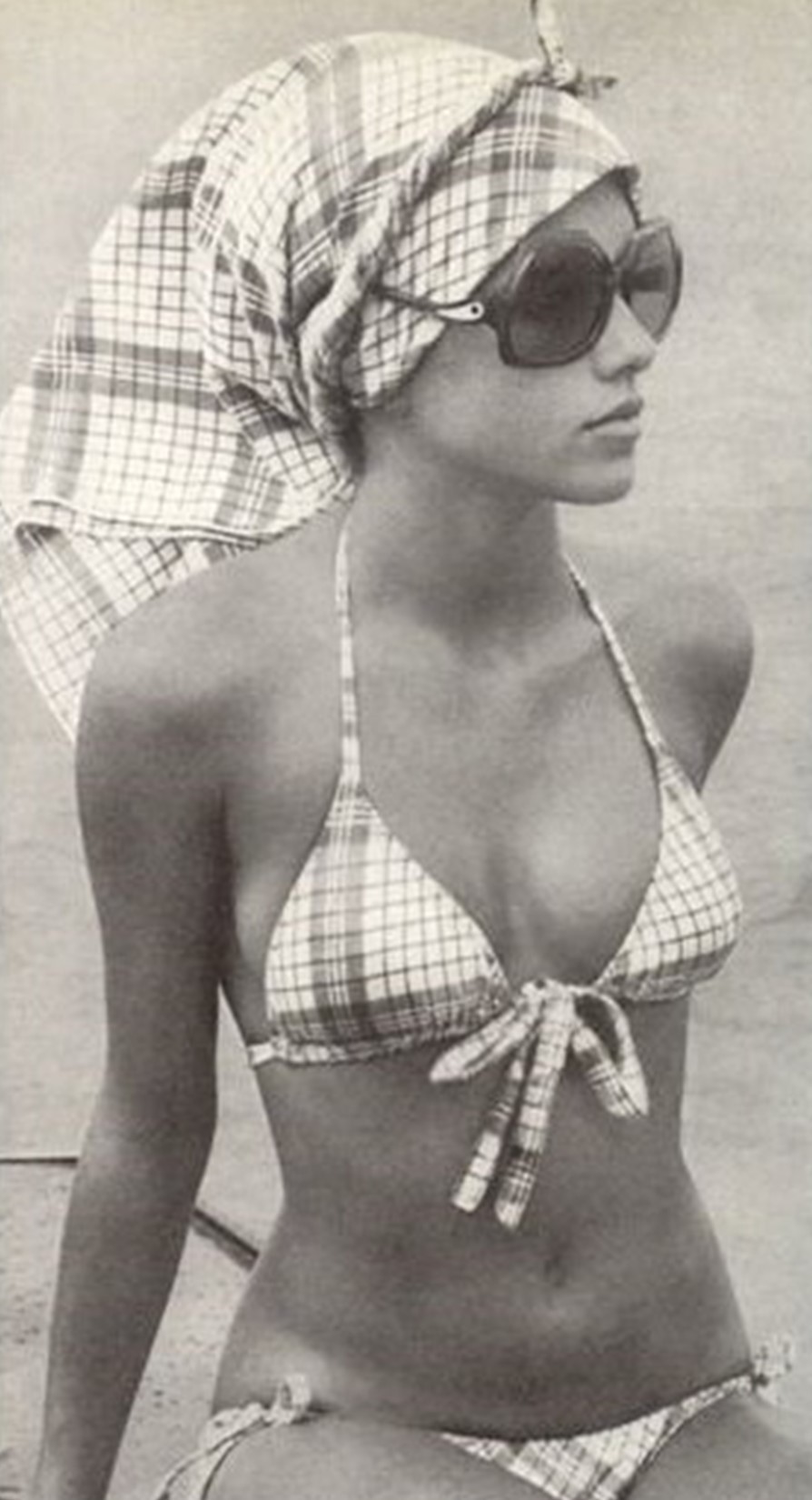 894x1650, 168 Kb / женщина, купальник, очки, платок, ч/б