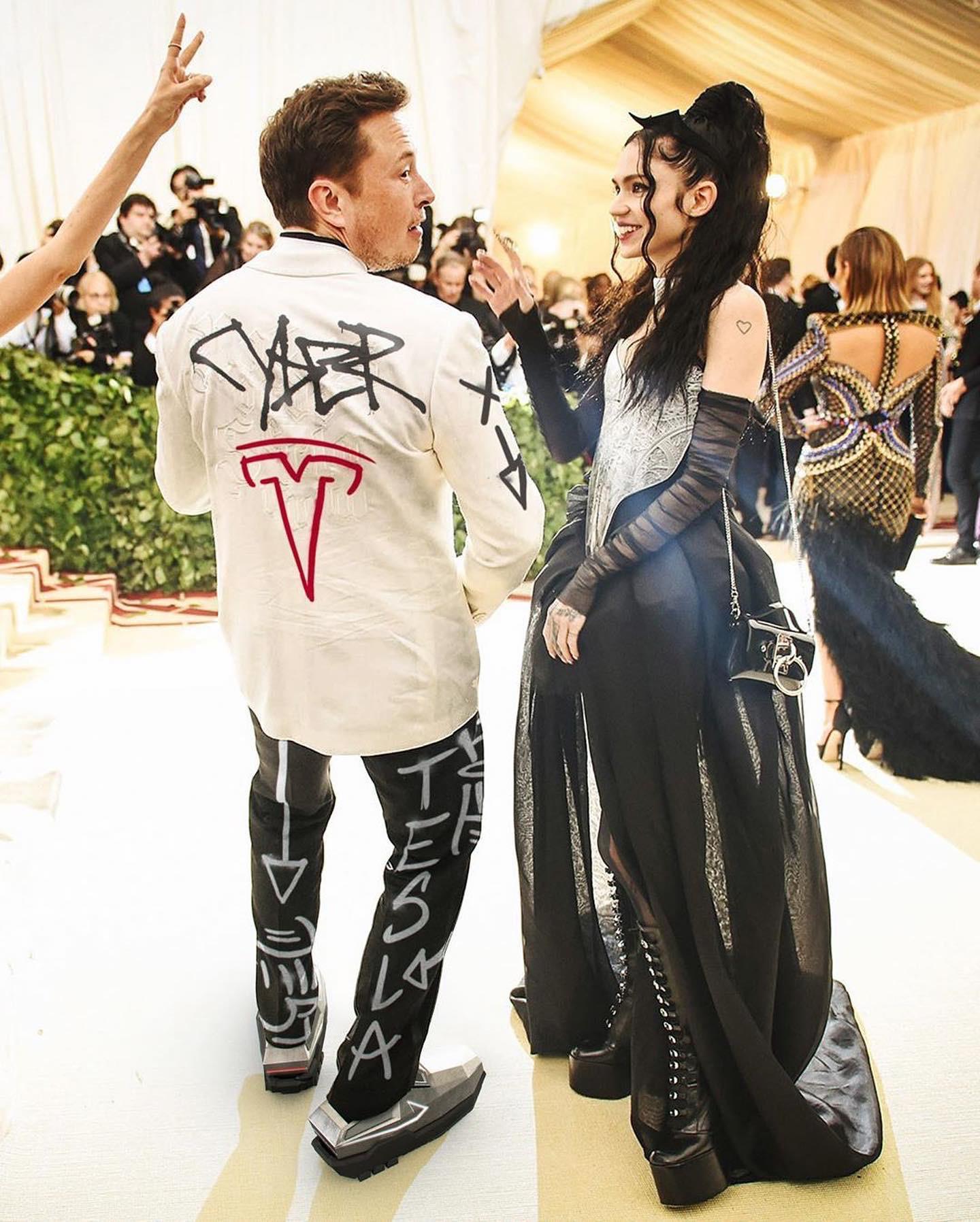 1440x1796, 291 Kb / Илон Маск, тесла, пикап, cybertruck, ботинки, брюнетка, платье, пальцы