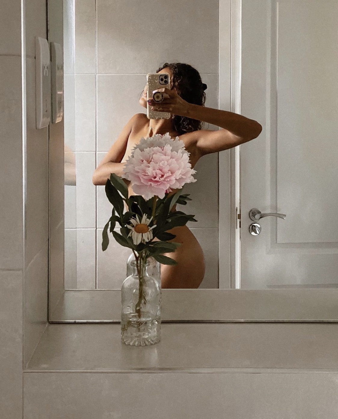 1124x1394, 428 Kb / дверь, зеркало, цветы, смартфон, селфи, брюнетка