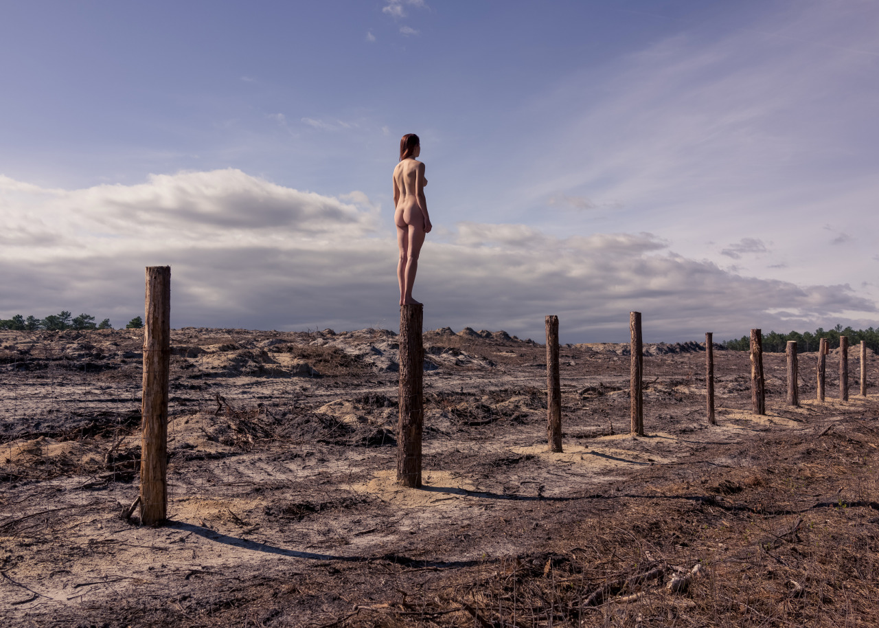 1280x914, 443 Kb / женщина, столбы, земля, небо