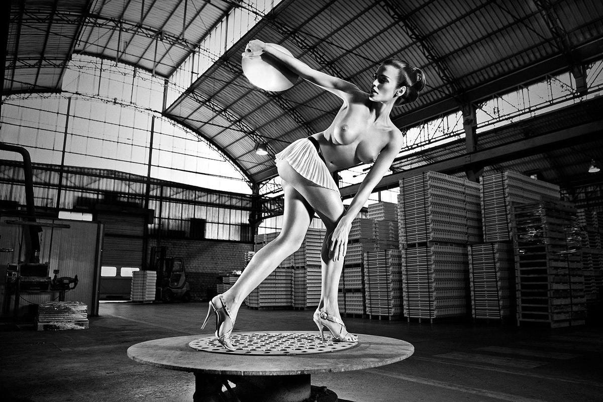 1200x800, 188 Kb / диск, женщина, юбочка, склад, ч/б