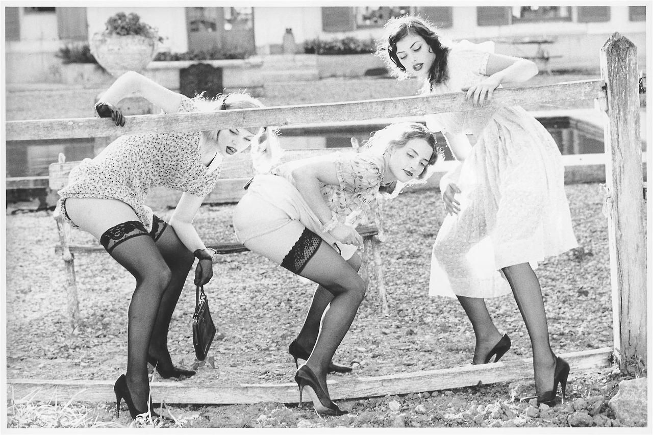 1280x853, 203 Kb / женщины, чулки, туфли, забор, перелазят, ч/б, три, пролазят