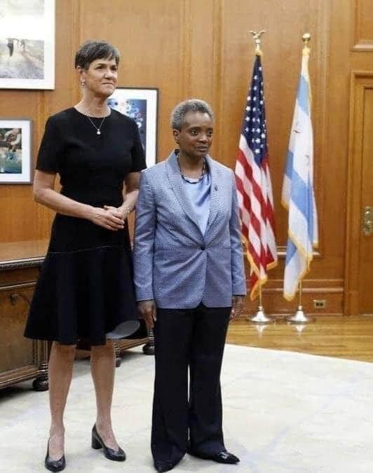 532x675, 39 Kb / мэр, Чикаго, флаг, пиджак, платье, негр, США, кабинет