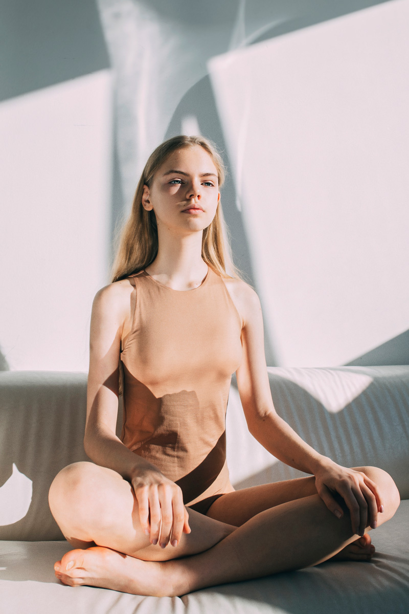 800x1200, 197 Kb / диван, белый, блондинка, майка