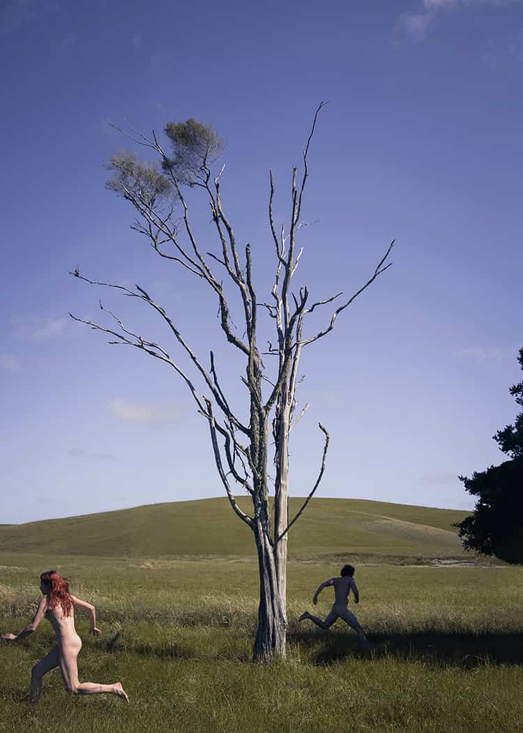 750x1051, 45 Kb / двое, бегут, сухое дерево, поле, трава, небо, сопка