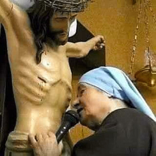 650x650, 240 Kb / иисус, распятие, микрофон, монашка