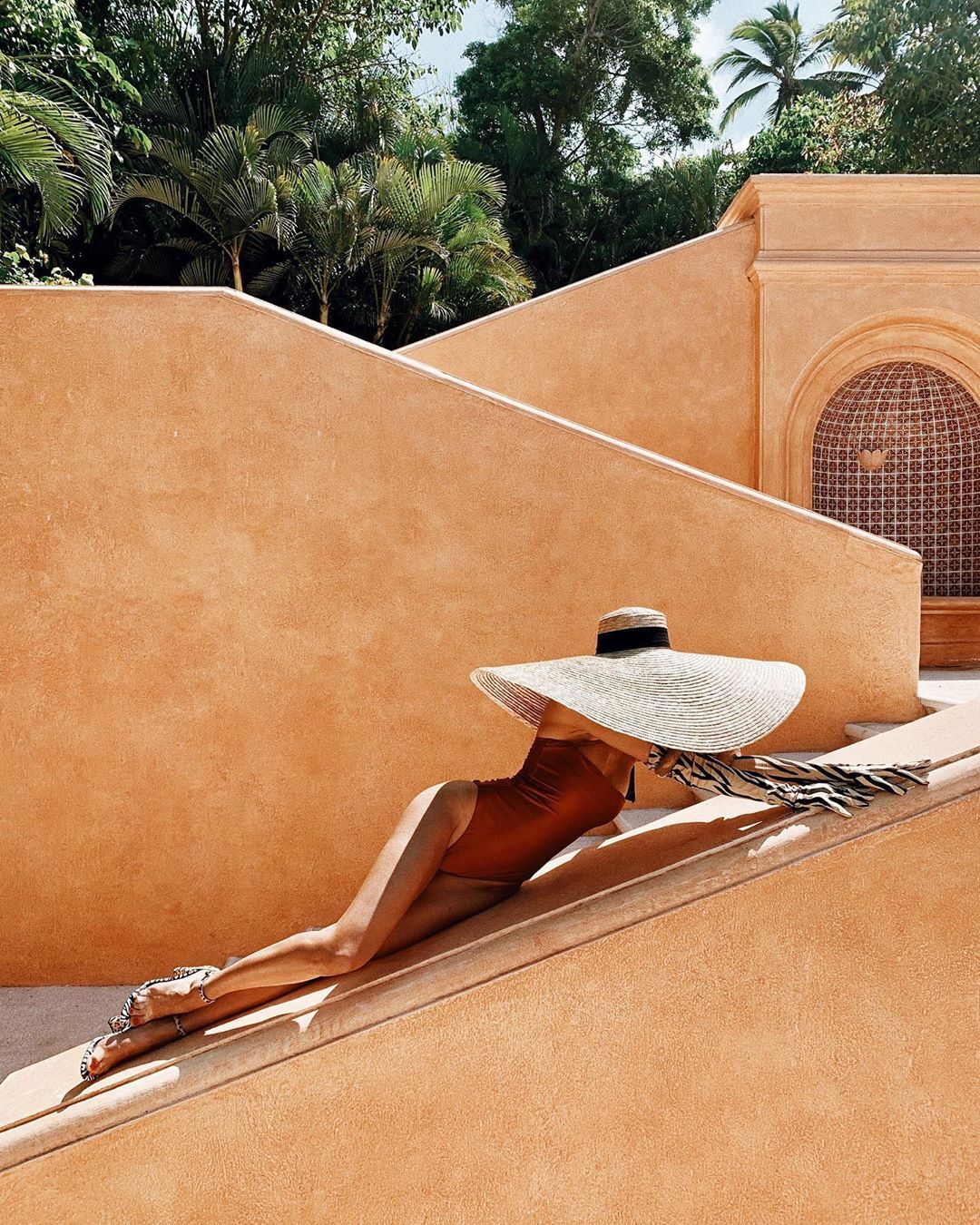 1080x1350, 389 Kb / туфли, купальник, перчатки, зебра, шляпа, лежит