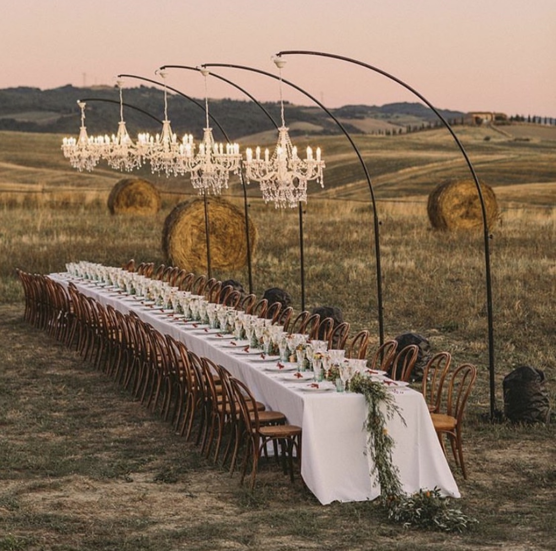 1124x1115, 401 Kb / стол, стулья, сервировка, светильники, снопы, поле, тюки