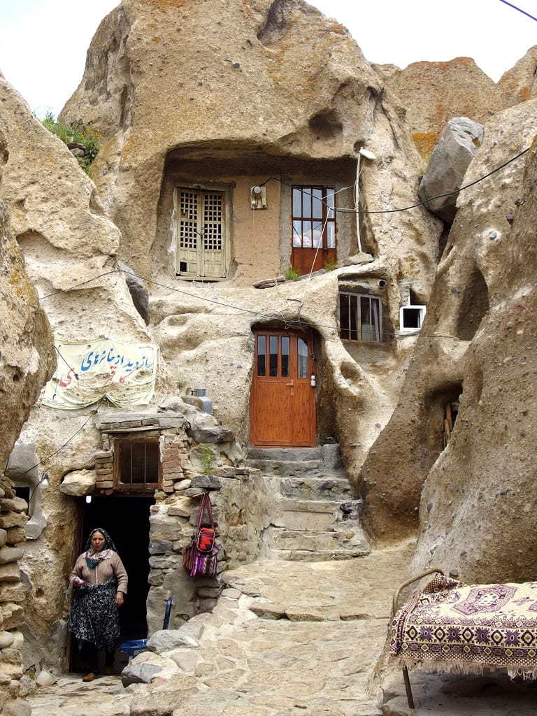 768x1024, 142 Kb / валуны, камни, дом, окна, двери, кровать, женщина,