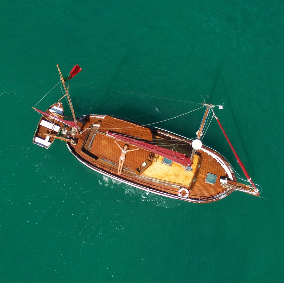 1147x1146, 172 Kb / парусник, флаг, лодка, шлюпка, сверху, мачта, бикини