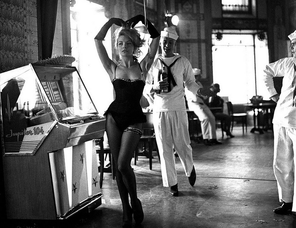 1024x790, 249 Kb / женщина, мужчины, боди, сетка, перчатки, автомат, ч/б