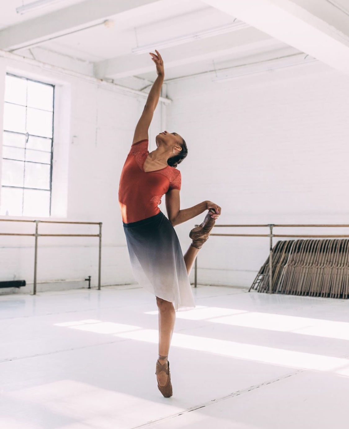 1125x1384, 210 Kb / балерина, пуанты, красное, зал, станок, окно