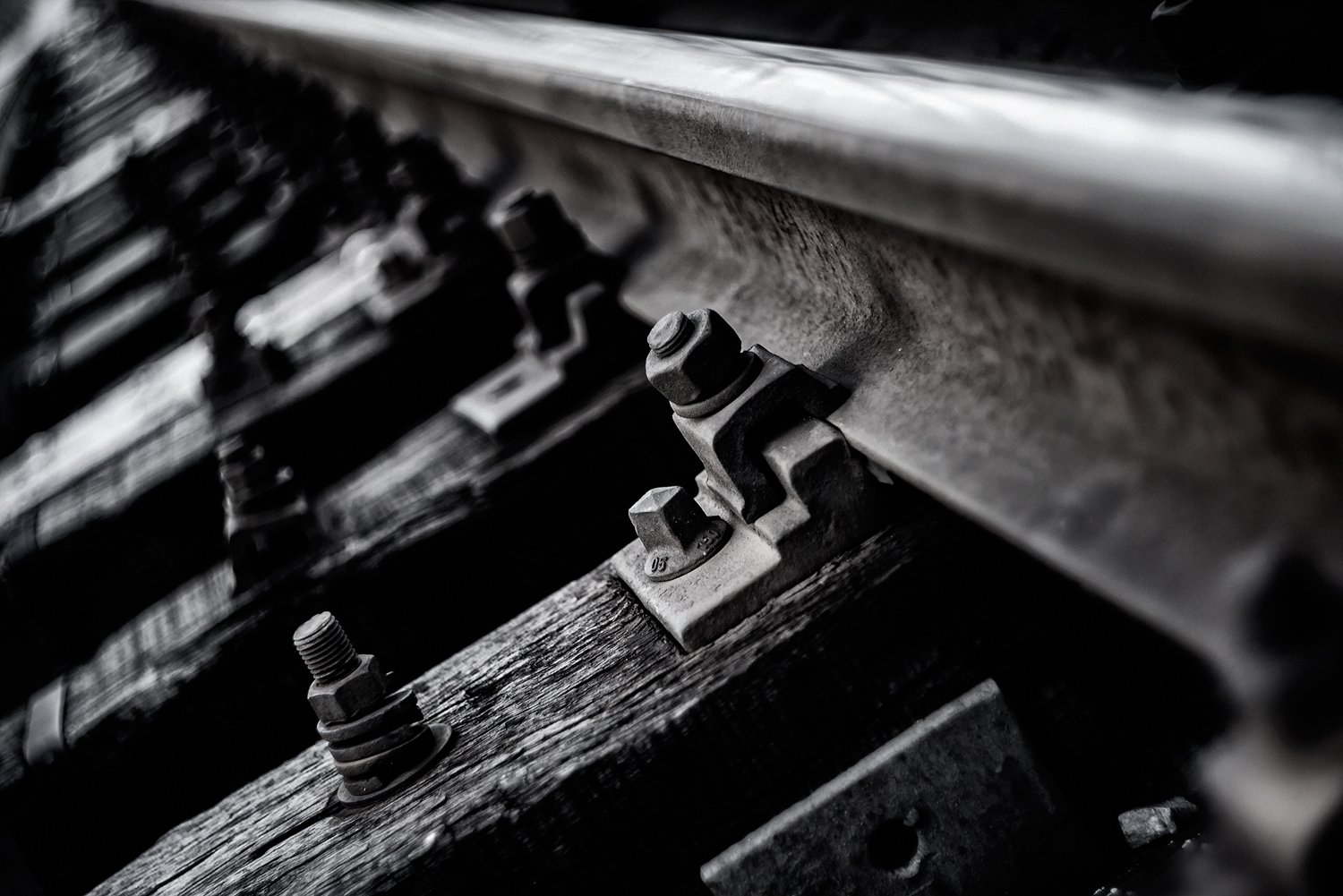 1500x1001, 514 Kb / ч/б, рельсы, шпалы, гайка