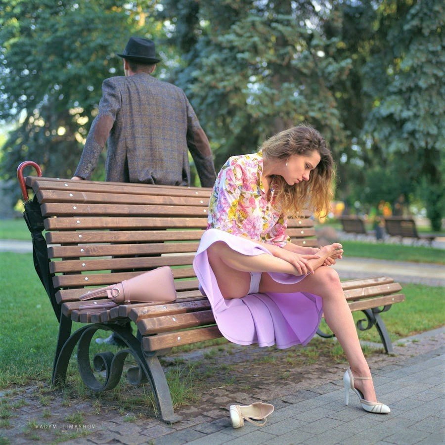 900x900, 240 Kb / скамейка, лавочка, сумка, туфля, зонт, засвет, трусы, заноза, двое