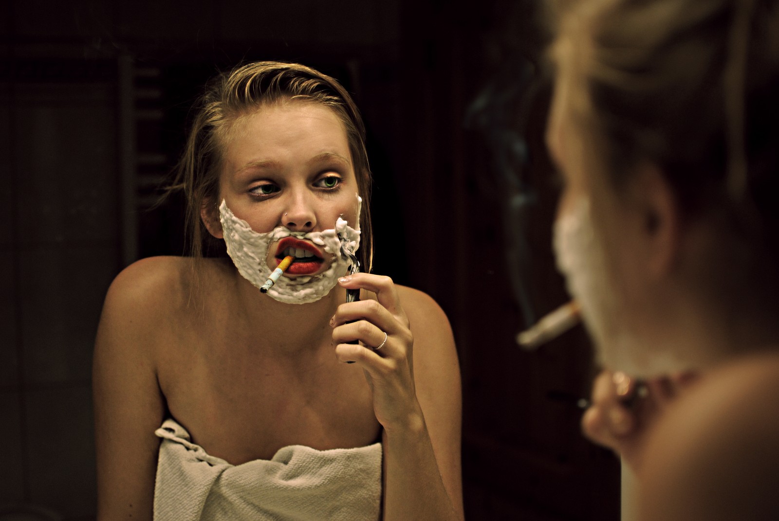 1600x1071, 201 Kb / сигерета, пена, бритва