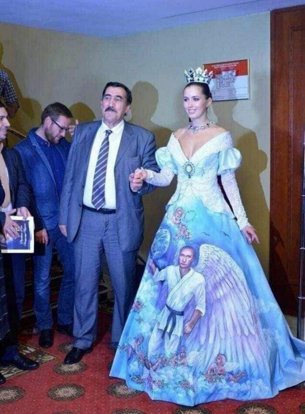 1000x1355, 269 Kb / пара, молодожены, платье, корона, костюм, Путин, ангелы, крылья, кимоно, пояс