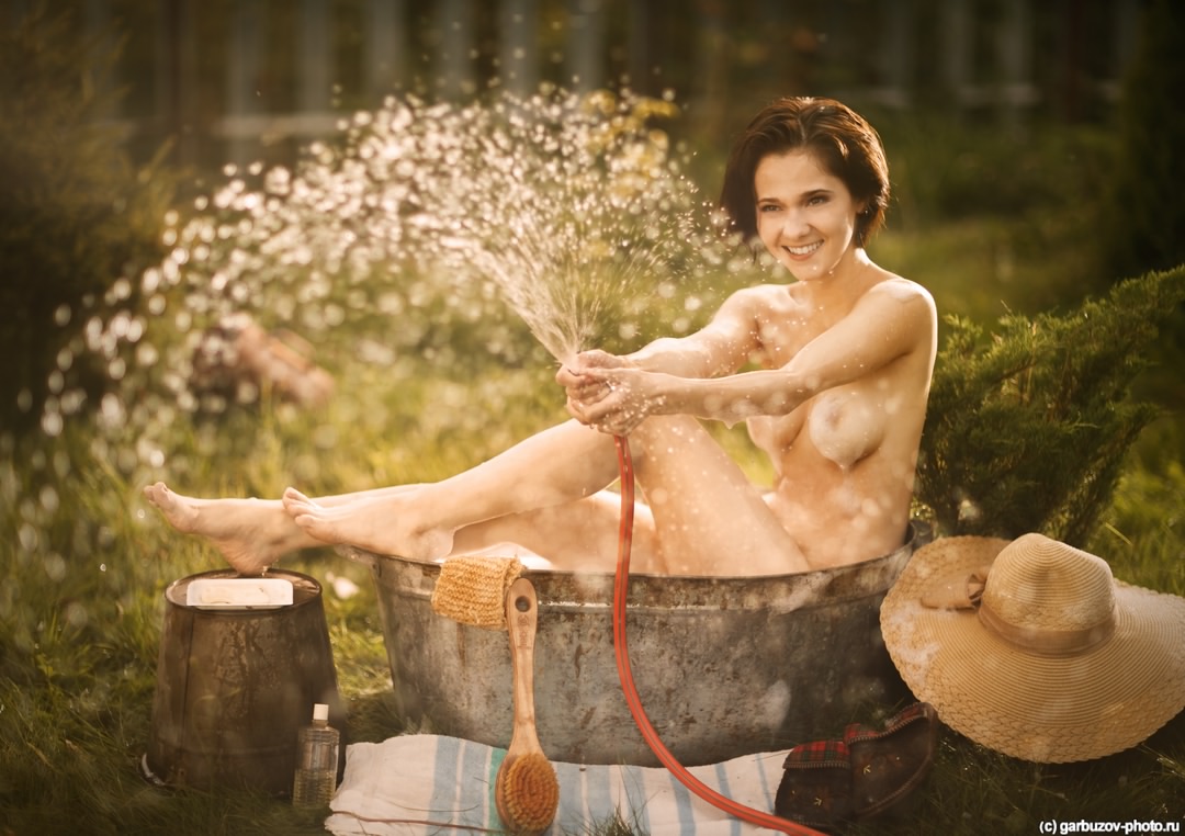 1080x762, 174 Kb / сиськи, голая, шланг, брызги, ведро, таз, шляпа, брюнетка, щётка