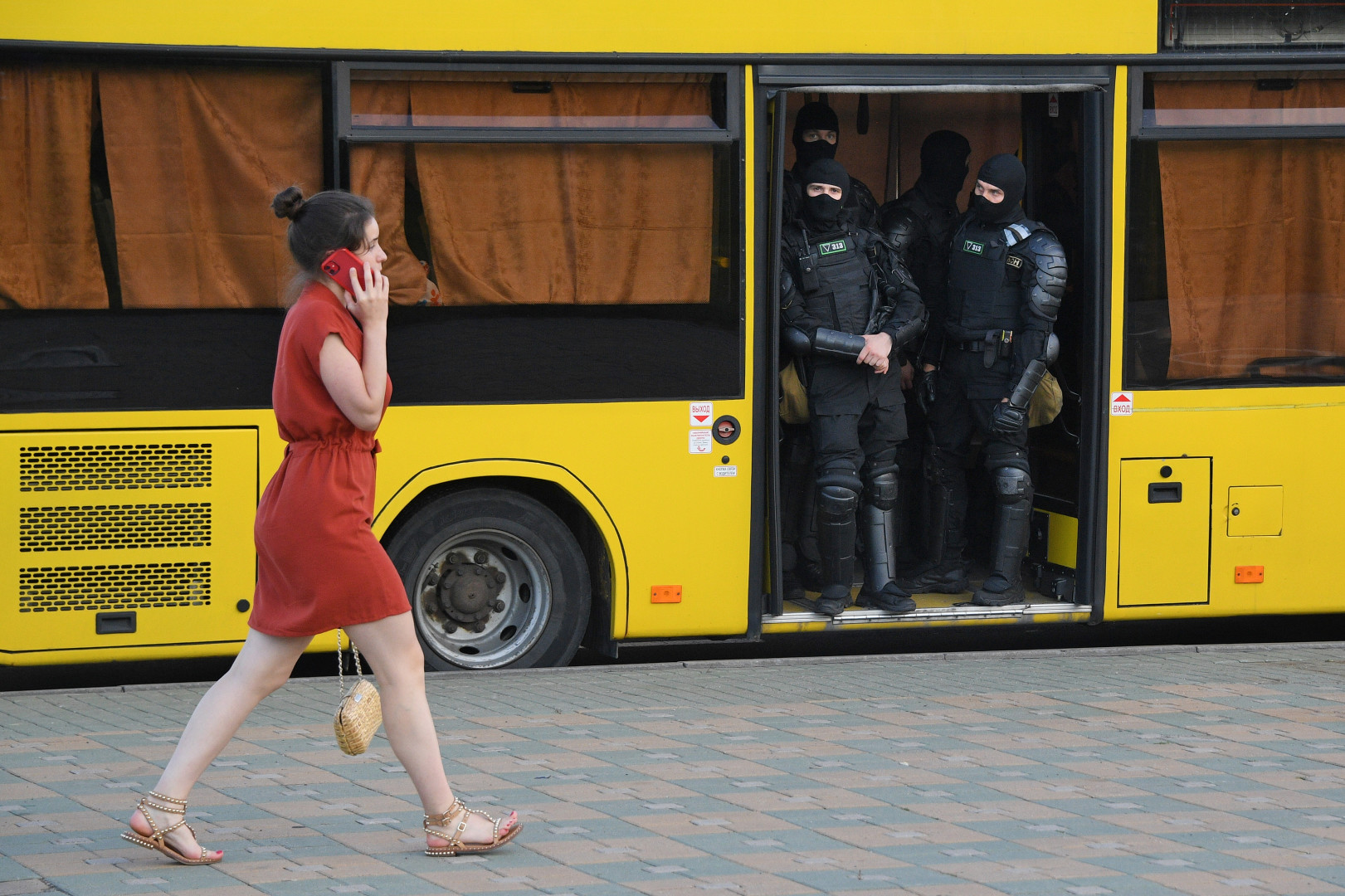 1621x1080, 586 Kb / ОМОН, автобус, жёлтый, Беларусь, Минск