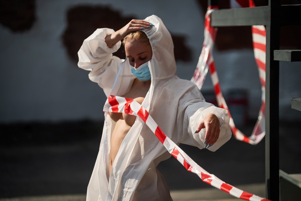 960x640, 118 Kb / маска, лента, костюм