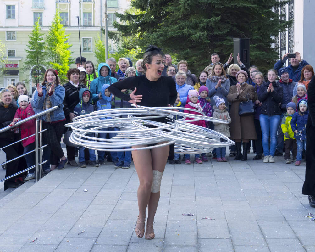 1002x801, 276 Kb / хула-хуп, обруч, зрители, выступление