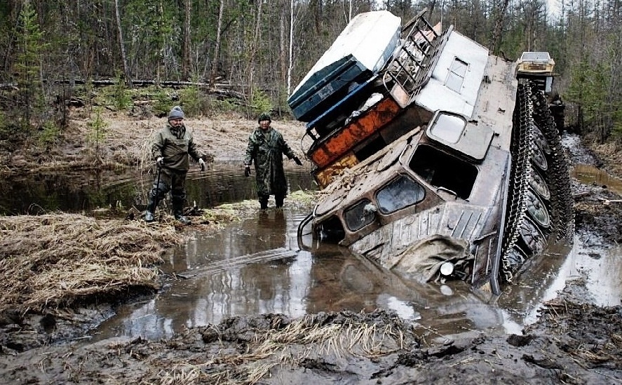 887x549, 330 Kb / застрял, гусеницы, лес, грязь, вездеход