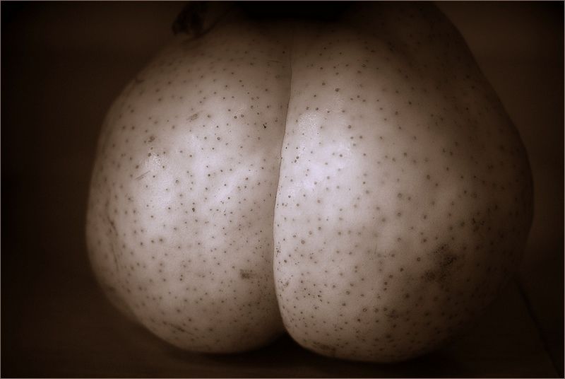 800x536, 37 Kb / груша, попа, крапинки, ч/б