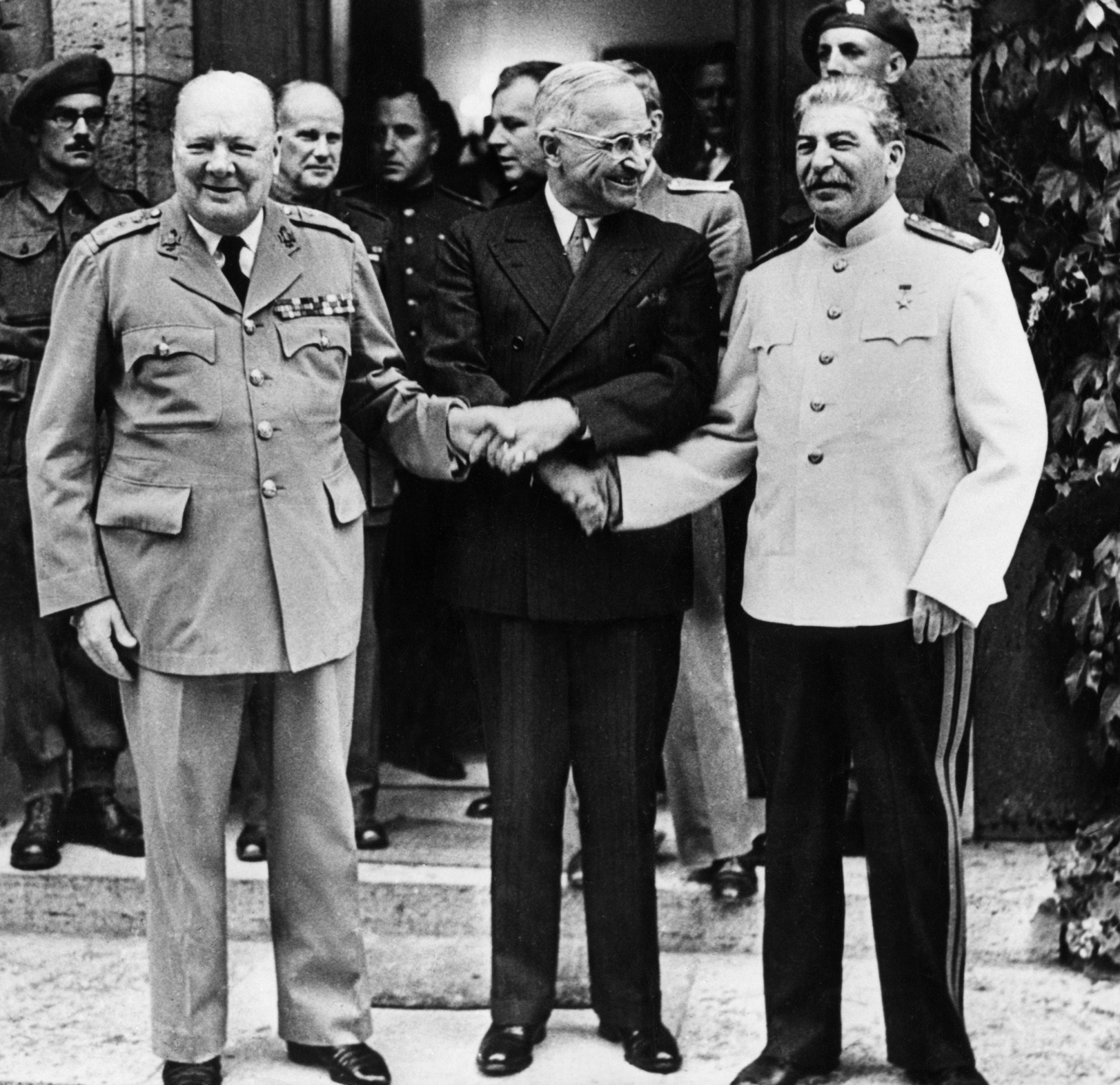 1623x1572, 576 Kb / рукопожатие, Черчилль, Трумэн, Сталин, Потсдам, Германия, Потсдамская конференция, ч/б