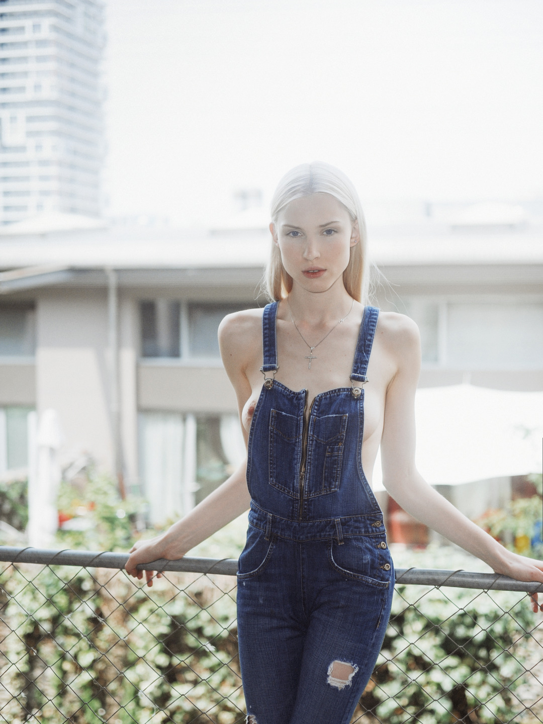 1080x1440, 341 Kb / джинсы, комбинезон, сетка, рабица, забор, труба, ограждение, блондинка, крестик