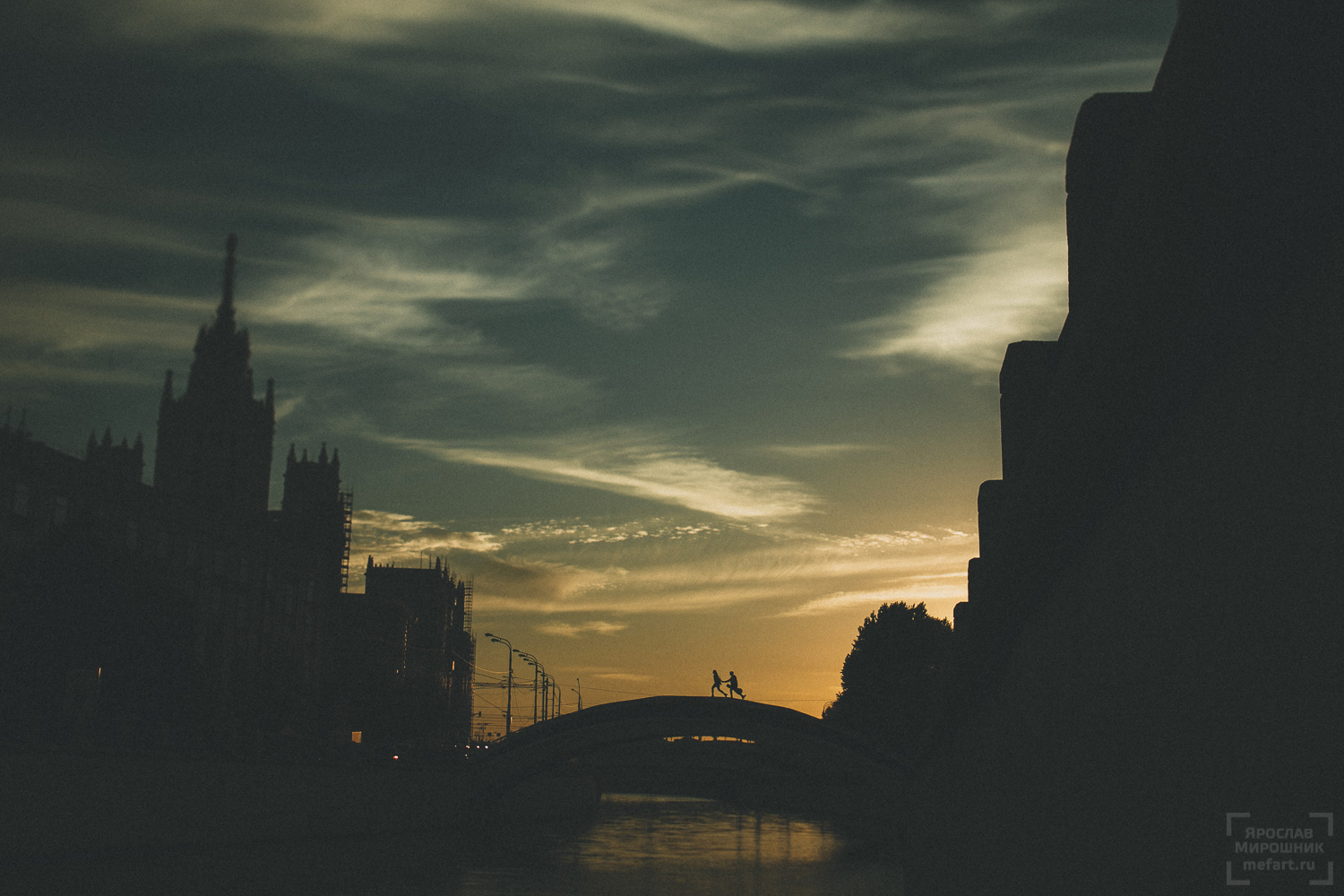 1500x1000, 500 Kb / река, мост, двое, вечер, небо, дома, здания, фонари, силуэты