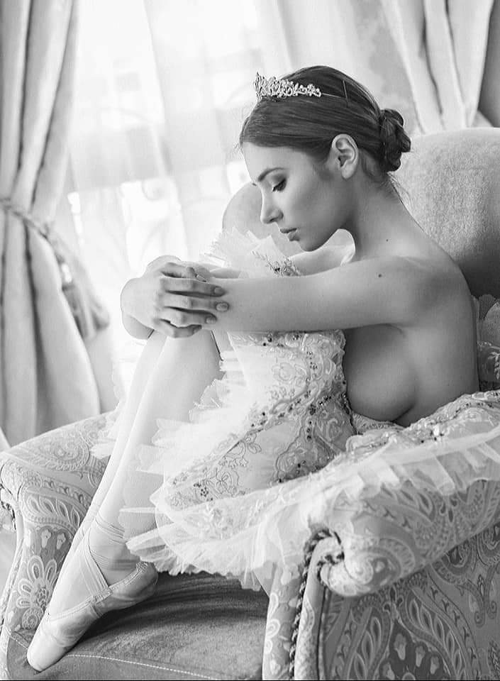 705x960, 63 Kb / Балерина, пуанты, кресло