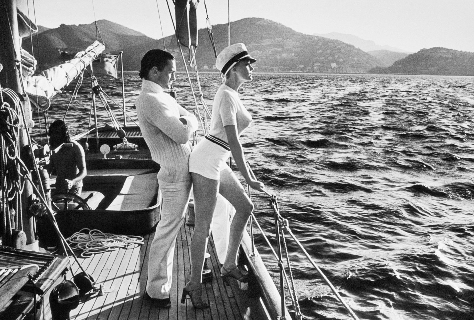 1638x1106, 468 Kb / ч/б, яхта, горы, свитер, кепка, шорты, парусник, мачта, моряк, штурвал, канат, Winnie Hollman