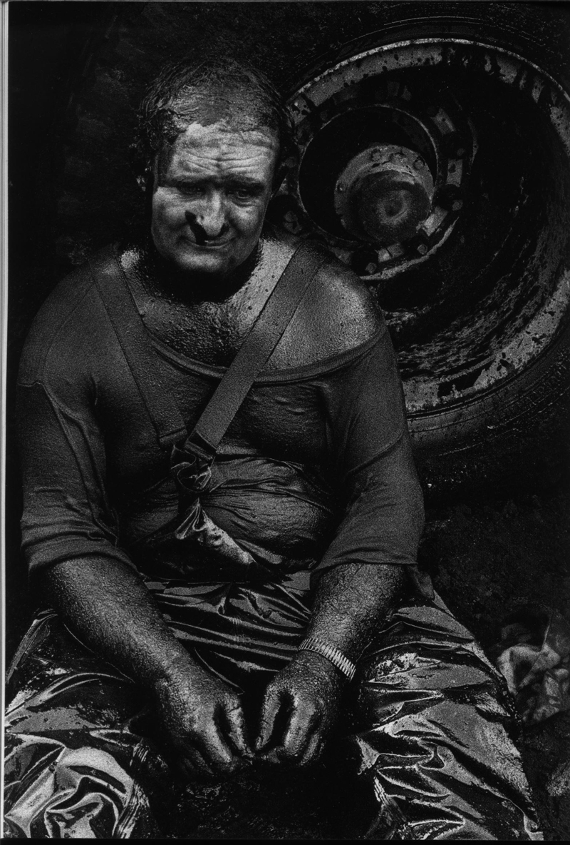 800x1184, 569 Kb / мужчина, механик, колесо, шина, грязь, масло, сырость, усталость, ч/б