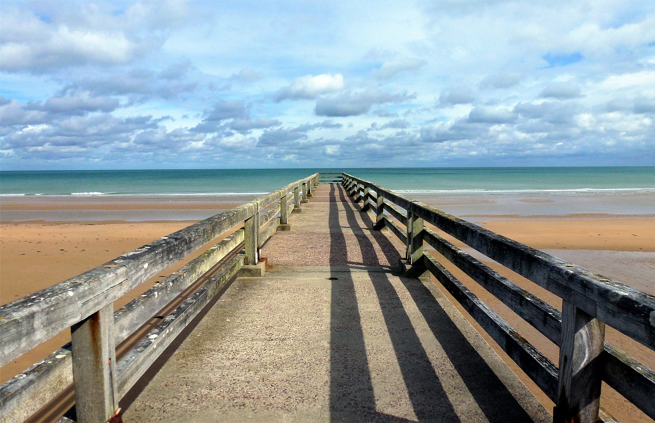 1280x828, 342 Kb / пирс, перила, тень, песок, воды, пляж, небо, облака