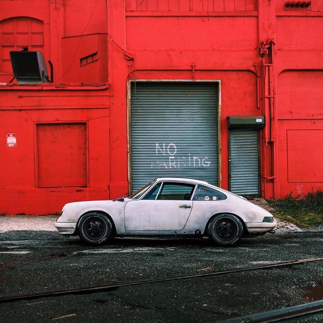 1080x1080, 195 Kb / автомобиль, классика, ретро, порше, ворота, красный, не парковаться