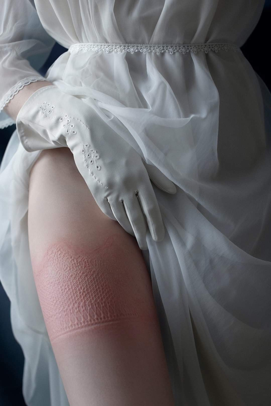 1080x1615, 444 Kb / платье, перчатка, белое, след