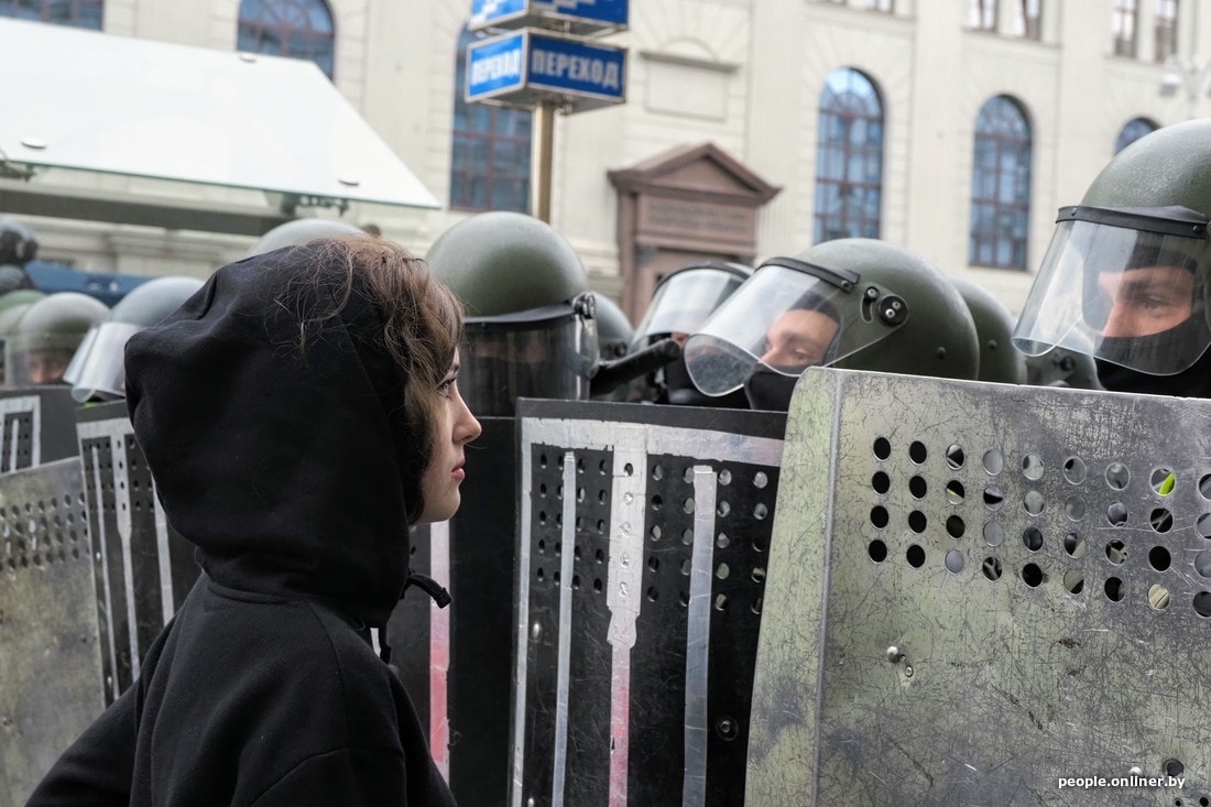 1100x733, 155 Kb / Беларусь, протесты, девушка, омон, политота