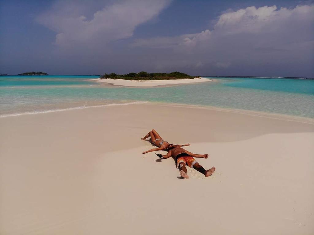 1024x768, 36 Kb / двое, пляж, песок, вода, небо, облака