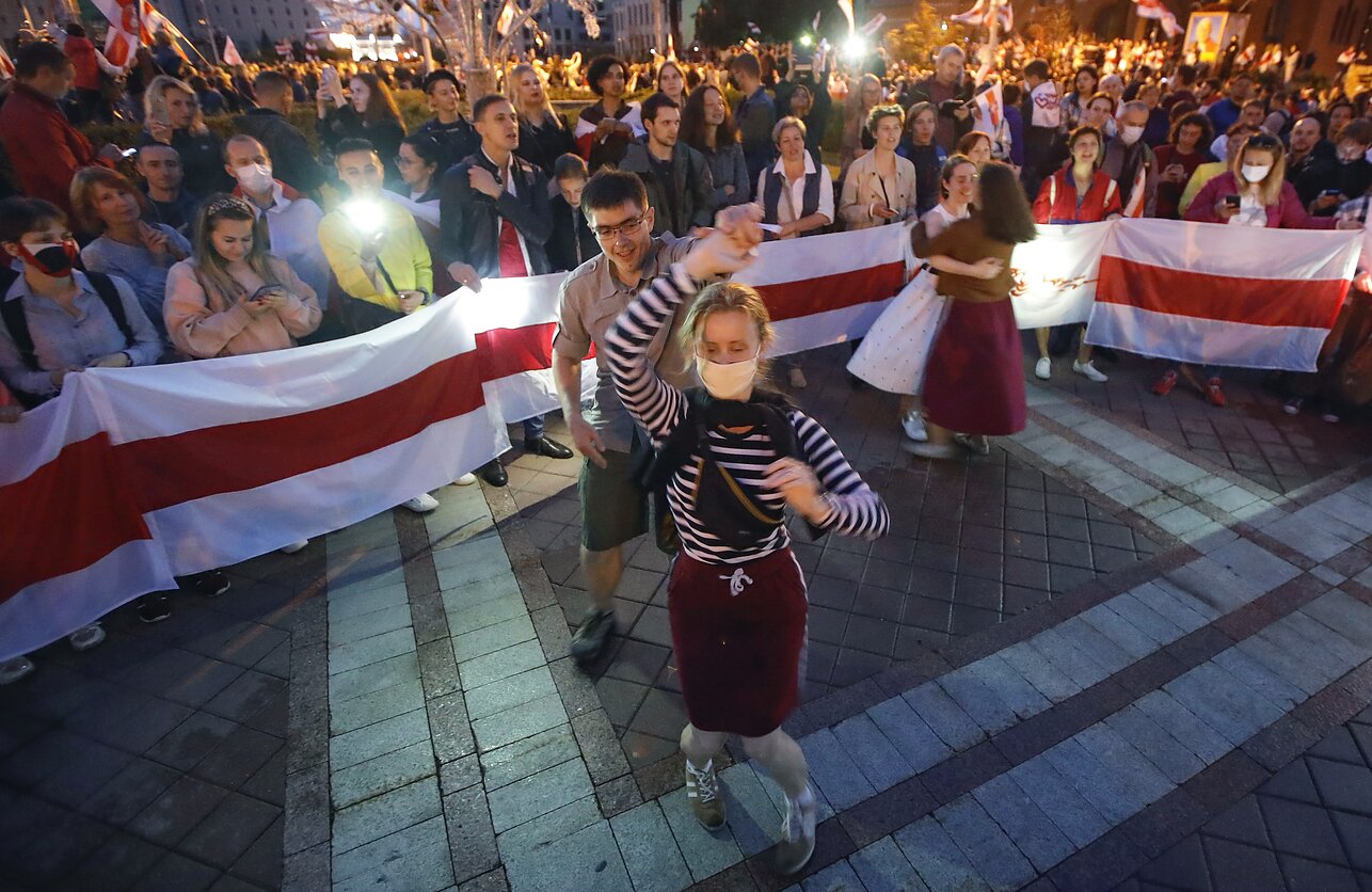 1286x836, 219 Kb / Беларусь, женщины, мужчины, толпа, танцы, пляски, восстание, политота