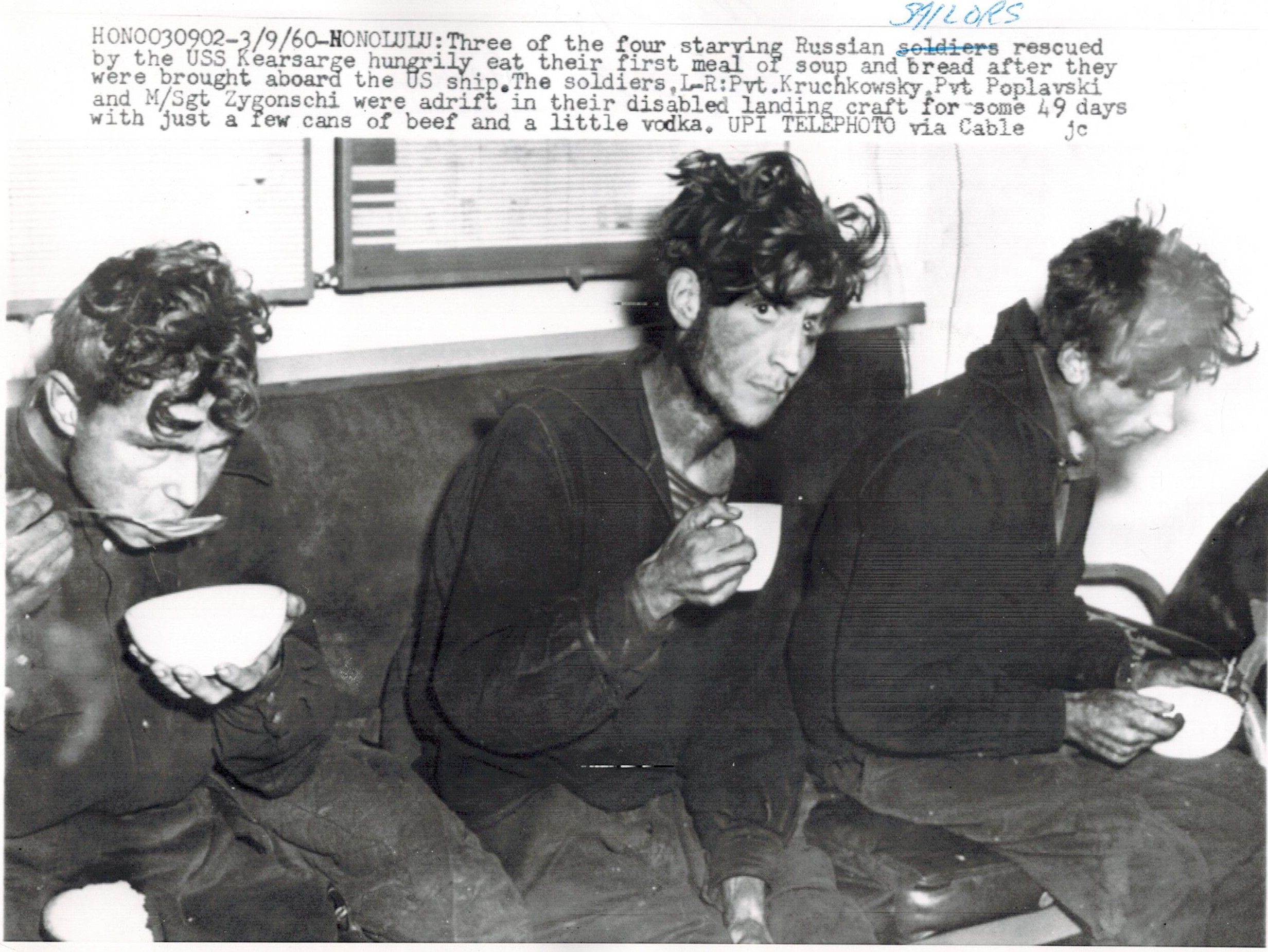 2464x1851, 599 Kb / солдат, моряк, спасение, ч/б, баржа, 49 дней, выжившие