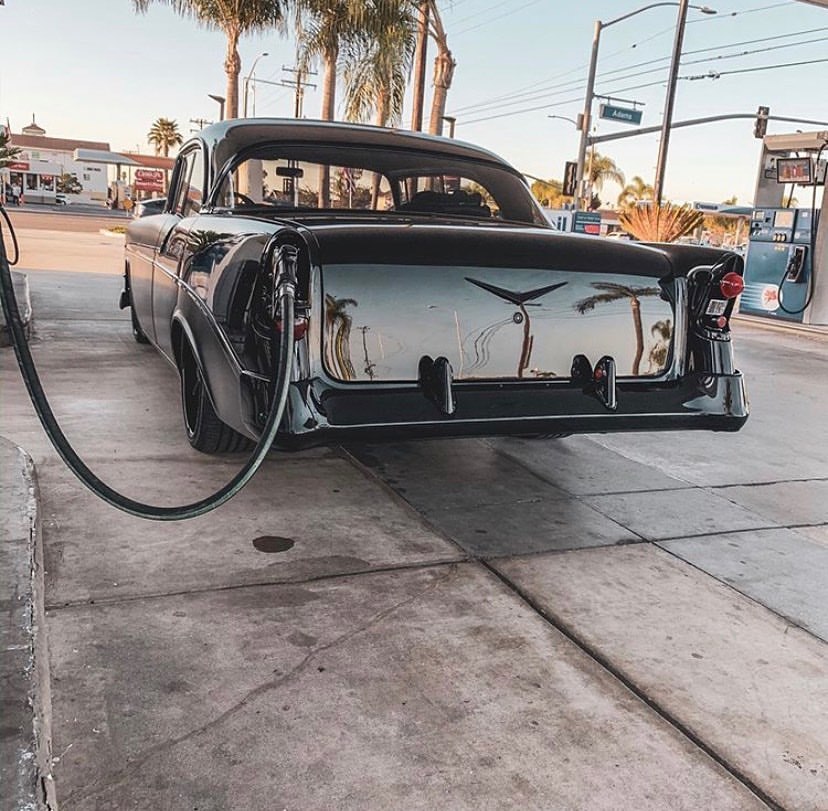 828x811, 145 Kb / автомобиль, классика, ретро, заправка, азс, черный, блеск, отражение