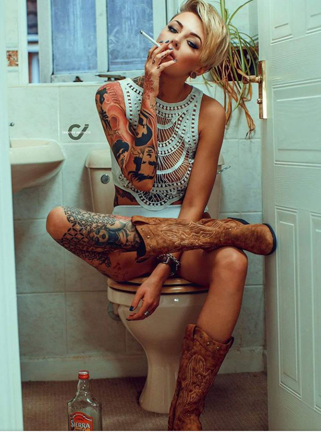 630x847, 167 Kb / eric liyah kane, туалет, унитаз, сигарета, блондинка, тату, сапоги, бутылка, Текила, Sierra, браслет