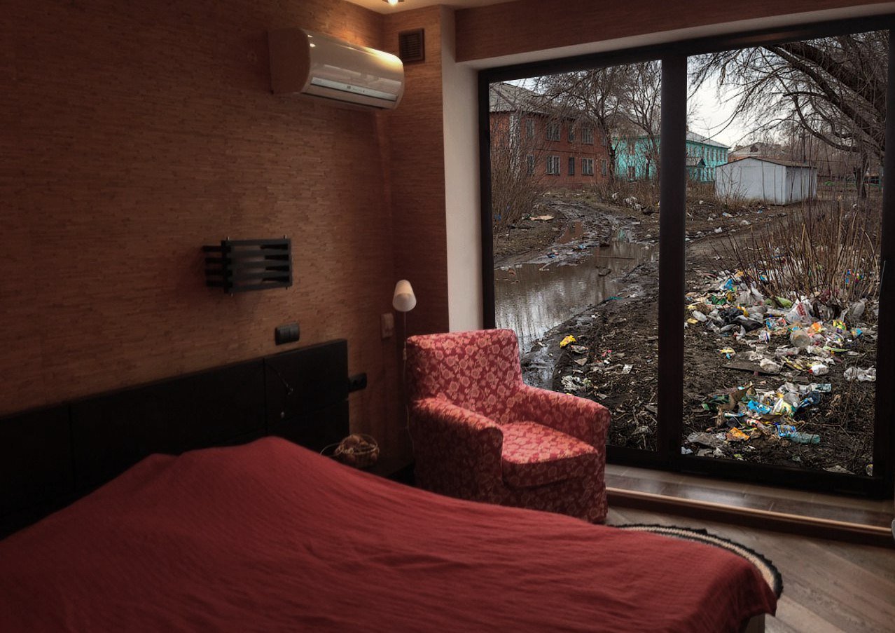 1278x903, 198 Kb / спальная, кровать, кресло, светильники, кондиционер, окно, вид, панорама, грязь, мусор