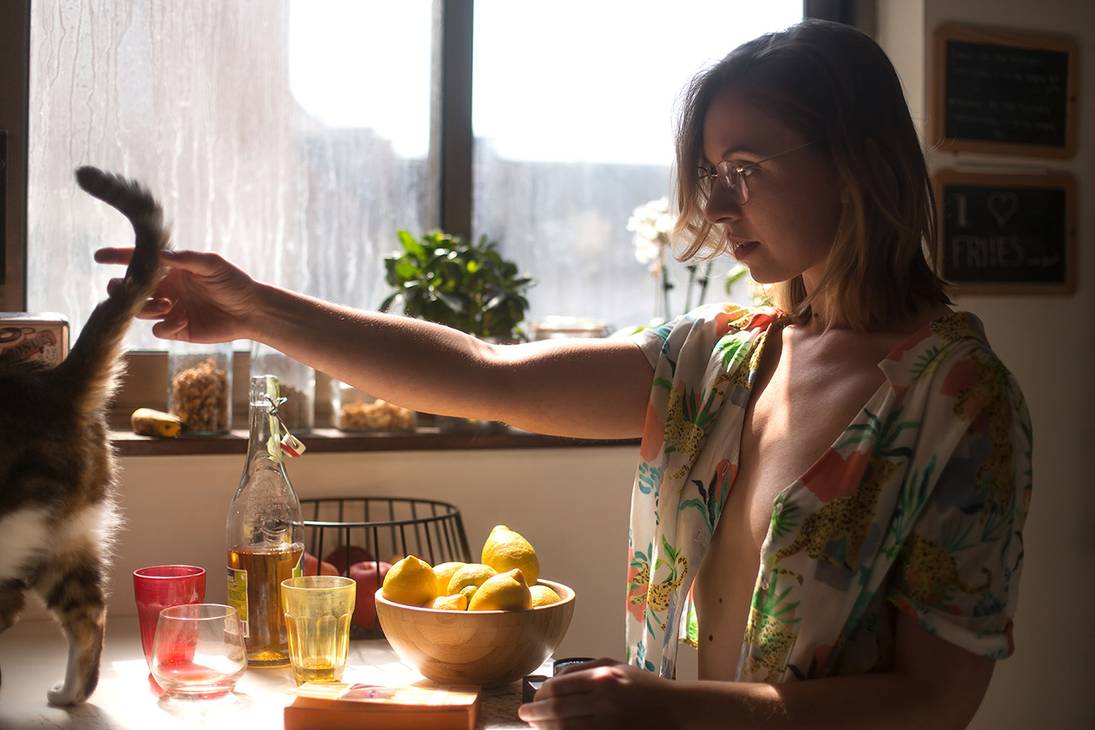 1095x730, 77 Kb / сиськи, хвост, стаканы, фрукты, очки, халат, окно, стол, бутылка, книга