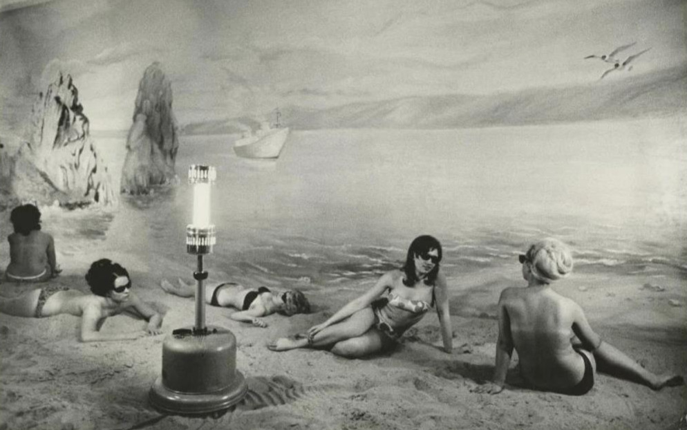 994x622, 158 Kb / фотарий, бикини, ч/б, ссср, песок, загар, завод, солярий