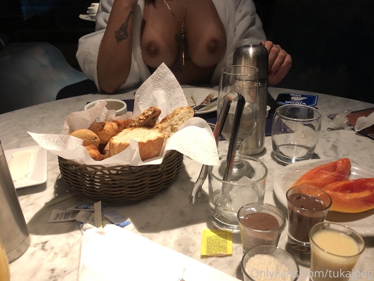 1200x900, 241 Kb / сиськи, стол, хлеб, стаканы, скатерть, термос, тату, халат, салфетки