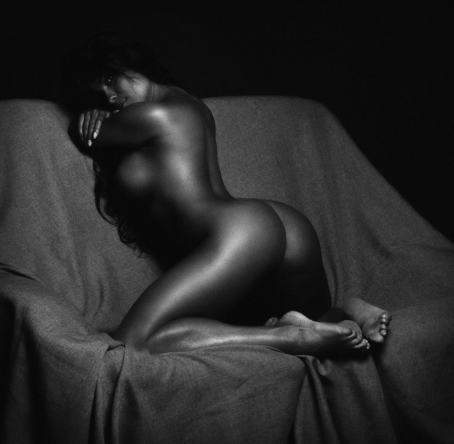 1455x1422, 359 Kb / ч/б, женщина, черная, диван, софа, покрывало