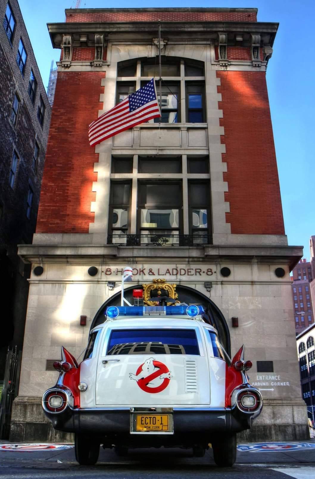 1058x1610, 177 Kb / Охотники за привидениями, Ghostbusters, флаг, США, автомобиль, классика, ретро