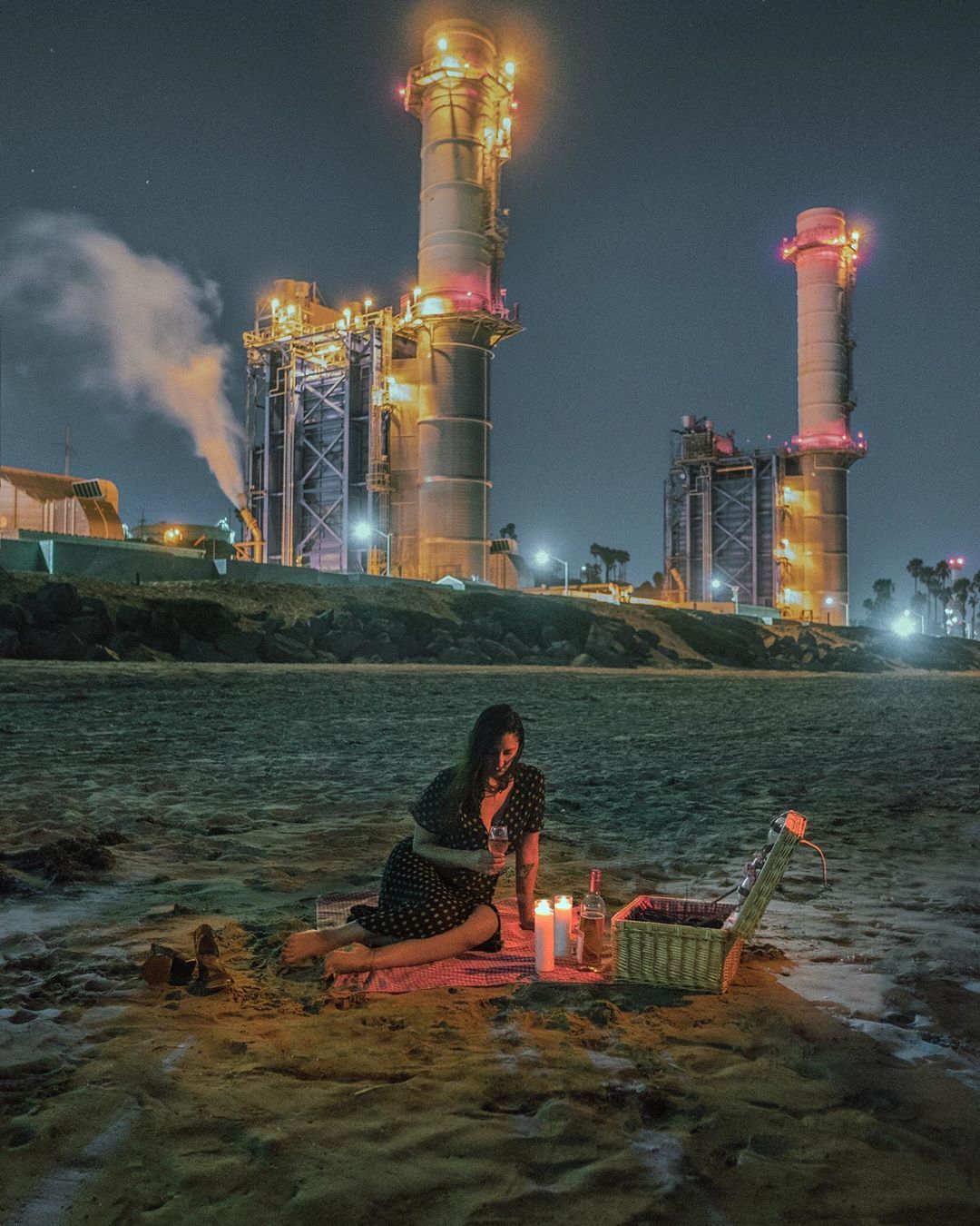 1080x1350, 245 Kb / пикник, платье, горошек, вино, песок, завод, бокал, бутылка, свеча