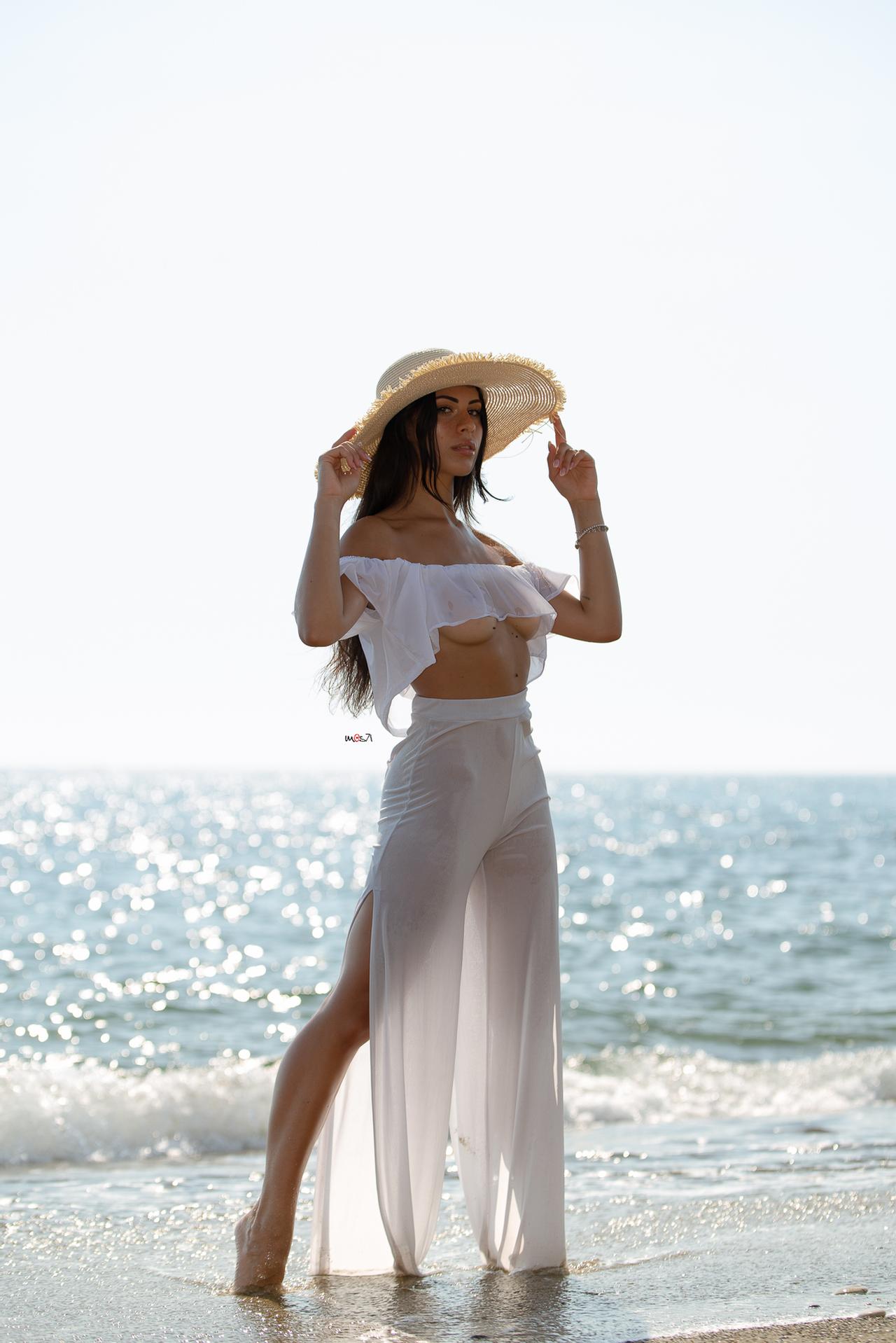 1280x1918, 157 Kb / сиськи, мокрая, шляпа, берег, море, брюнетка, Mauro Saranga