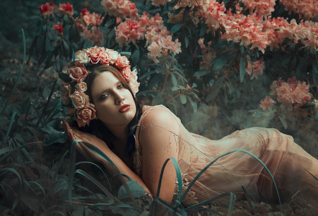 1024x697, 93 Kb / венок, розы, цветы, трава, брюнетка